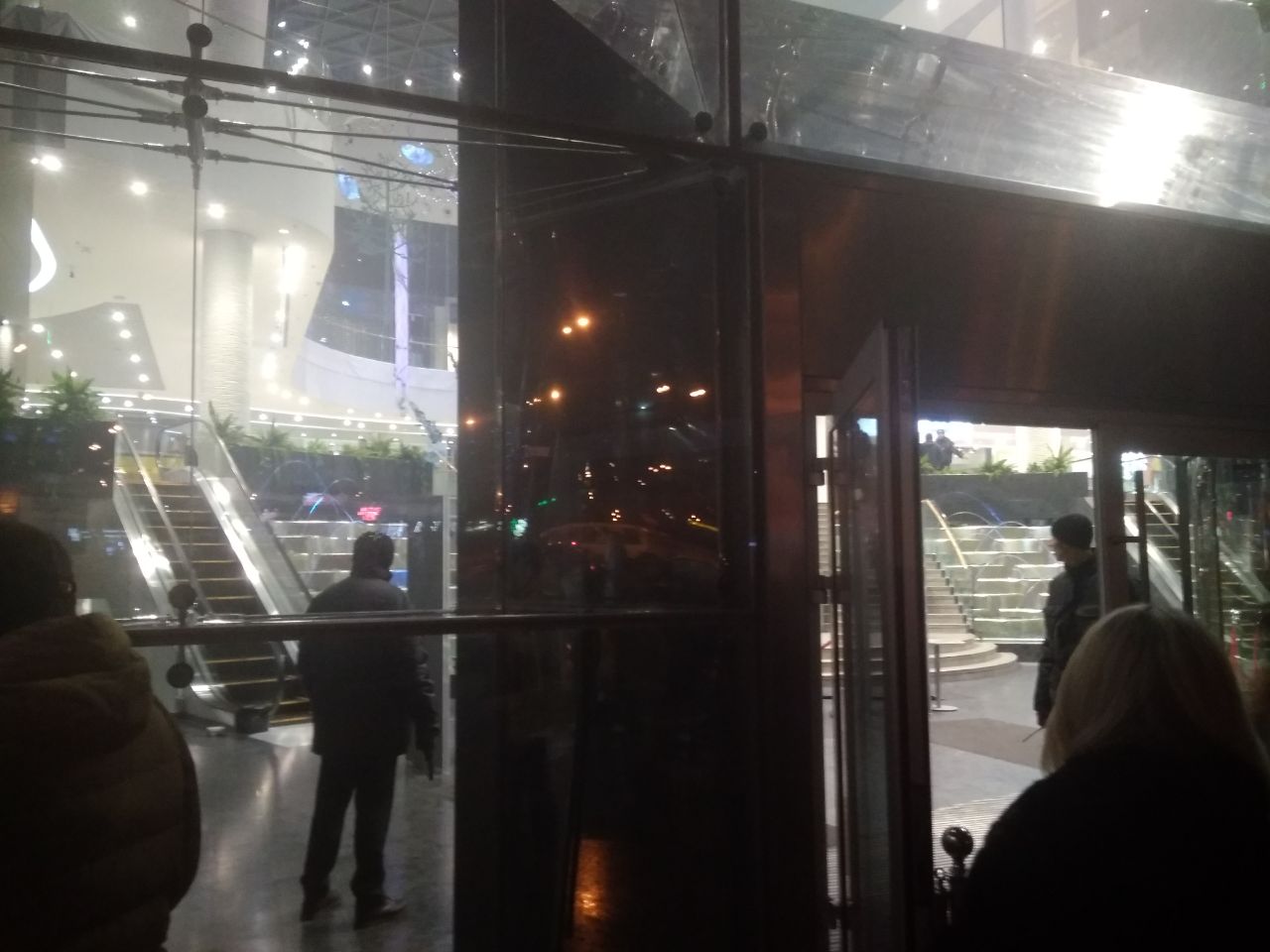 В столичном ТРЦ Ocean Plaza неизвестные бросали дымовые шашки, людей эвакуировали