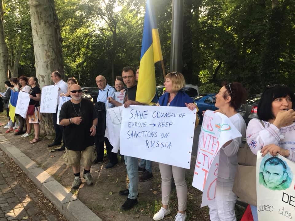В Страсбурге устроили пикет против возвращения делегации России в ПАСЕ (ФОТО, ВИДЕО)