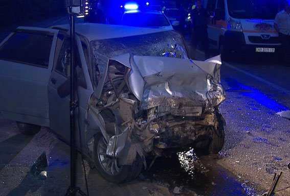 В Винницкой обл. в лобовом столкновении двух авто погибли четыре человека