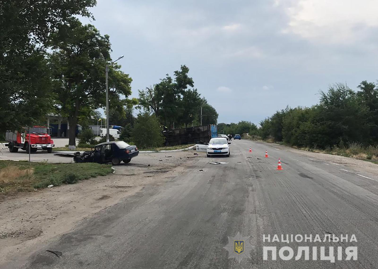 В Запорожской области фура влетела в легковушку, водитель грузовика погиб