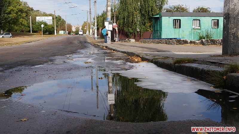 В Житомире горел троллейбус с пассажирами внутри, люди выпрыгивали из окон (ФОТО)