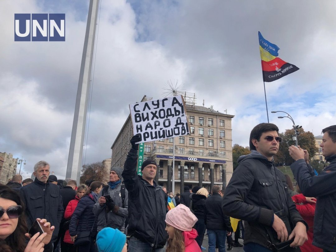 Вече на Майдане: протестующие объявили требования и направились к Офису президента (ВИДЕО)