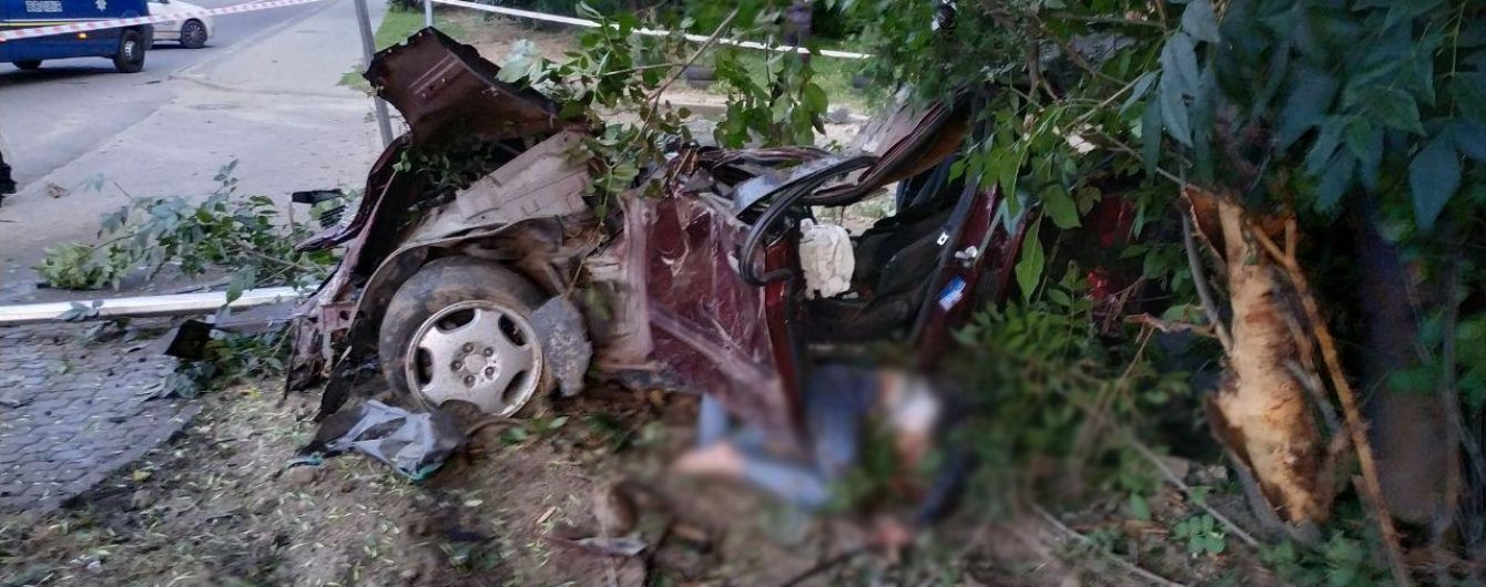 Во Львове девушка на Mercedes убегала с места ДТП, на скорости врезалась в дерево и погибла