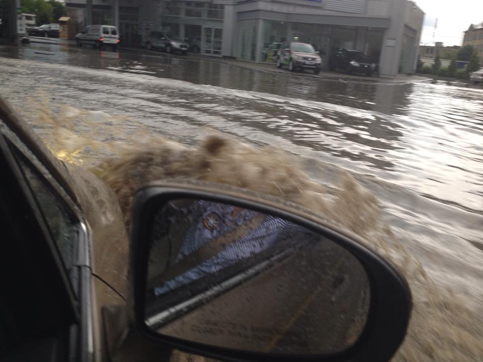 Во Львове из-за непогоды останавливали движение электротранспорта