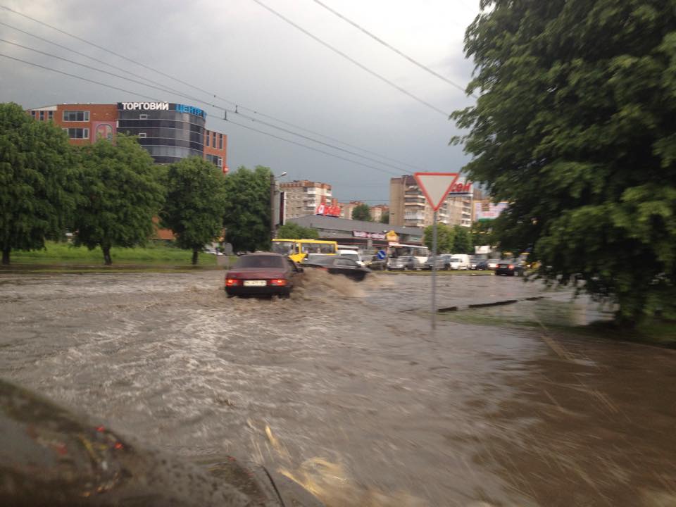 Во Львове из-за непогоды останавливали движение электротранспорта