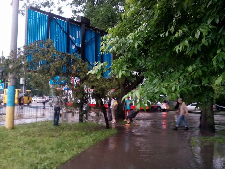 Во Львове из-за непогоды останавливали движение электротранспорта