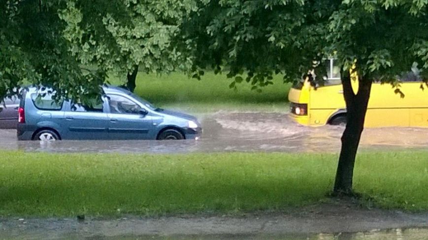 Во Львове из-за непогоды останавливали движение электротранспорта