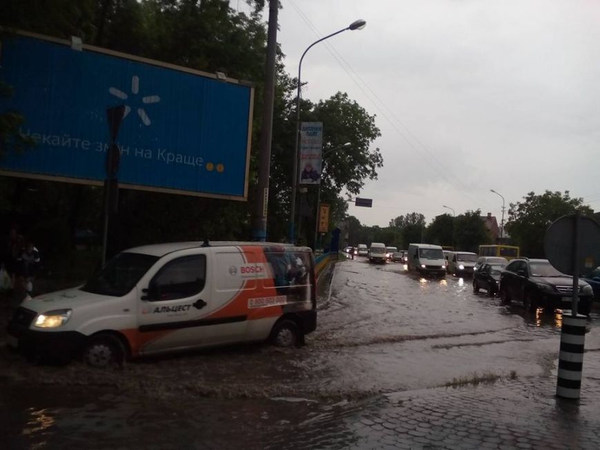 Во Львове из-за непогоды останавливали движение электротранспорта