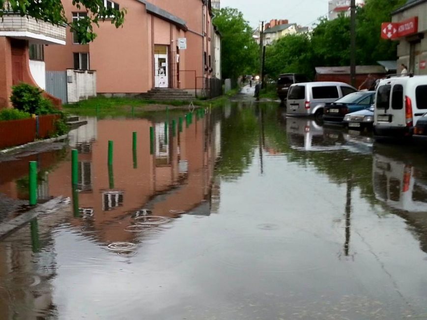 Во Львове из-за непогоды останавливали движение электротранспорта