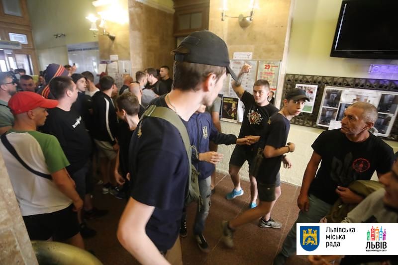 Во Львове митингующие за отставку Садового ворвались в горсовет (ФОТО, ВИДЕО)