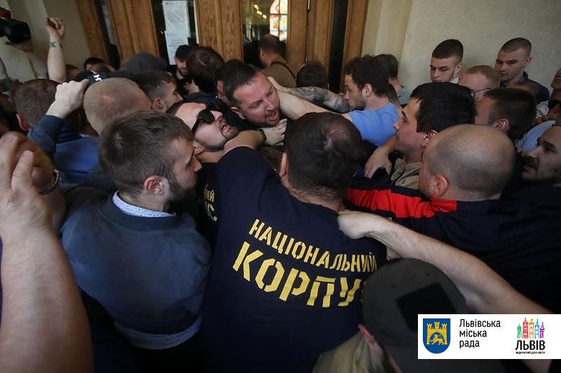 Во Львове митингующие за отставку Садового ворвались в горсовет (ФОТО, ВИДЕО)