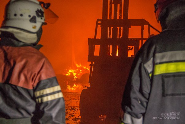 Во Львовской обл. горели склады, - очевидцы