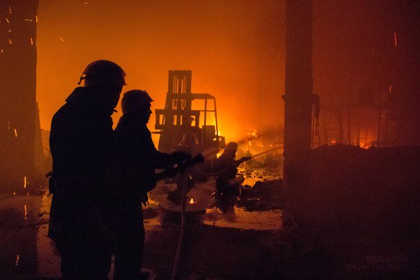 Во Львовской обл. горели склады, - очевидцы