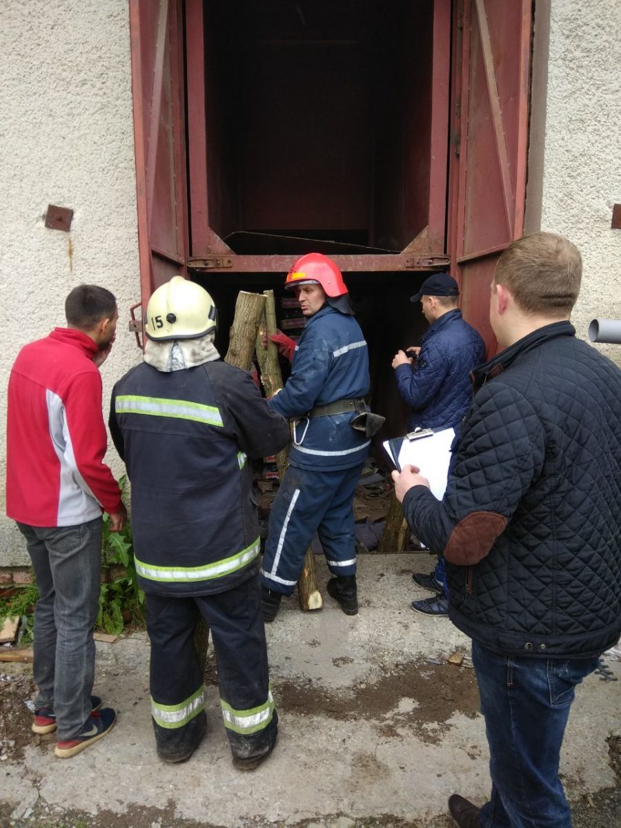 Во Львовской области грузовой лифт убил двух человек (ФОТО)