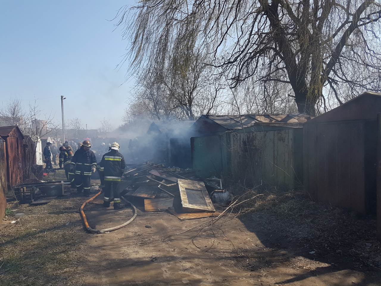 Во Львовской области из-за поджога сухой травы загорелись гаражи и частные постройки