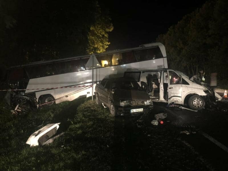 Во Львовской области в ДТП попал автобус с детьми: 13 госпитализированных (ФОТО)