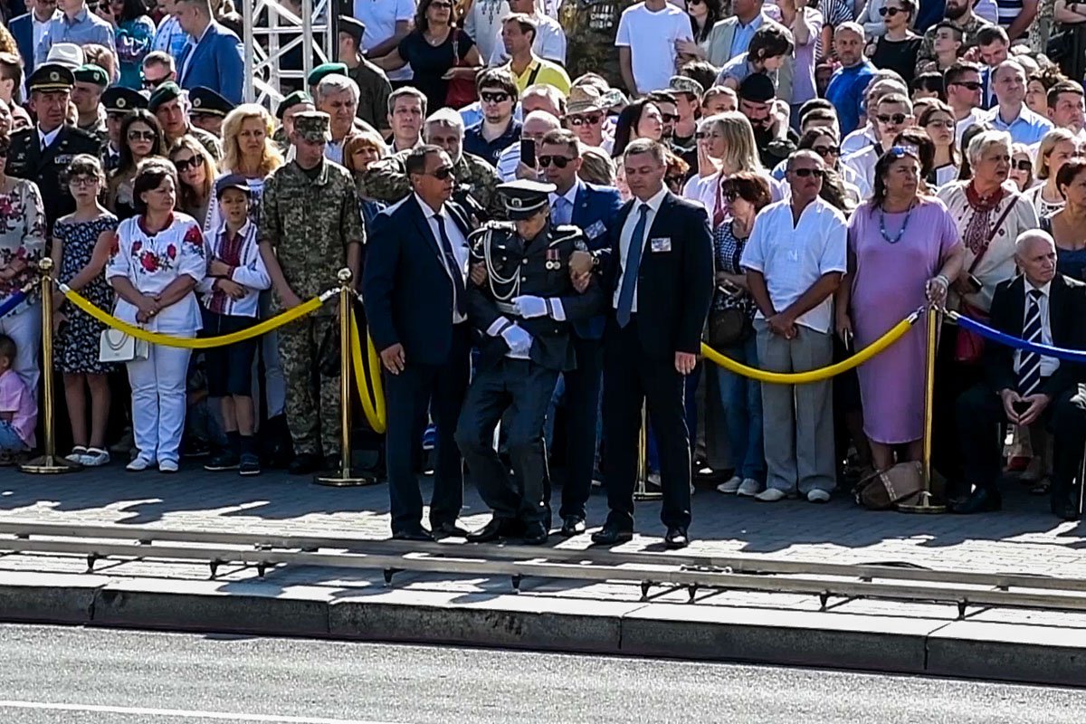 Во время выступления Порошенко на параде потеряли сознание двое солдат (фото, видео)