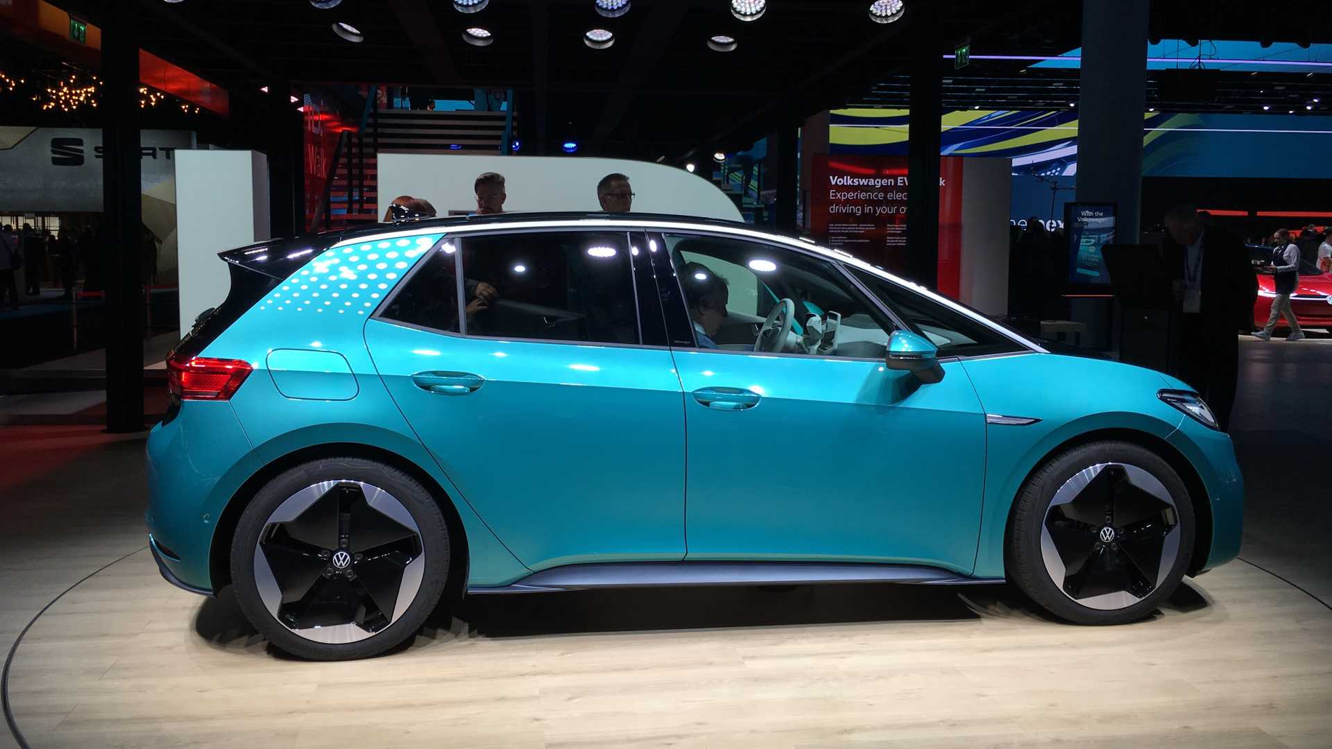 Volkswagen представила свой первый серийный электромобиль (ФОТО)