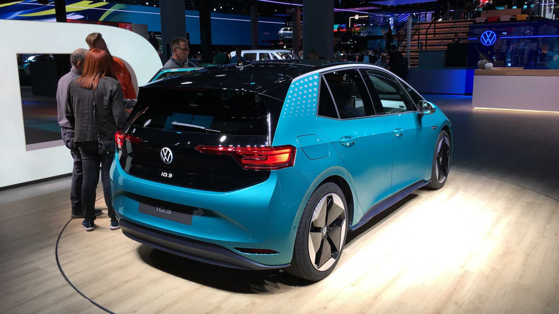 Volkswagen представила свой первый серийный электромобиль (ФОТО)