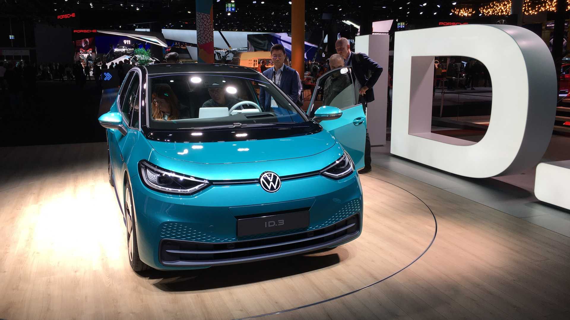 Volkswagen представила свой первый серийный электромобиль (ФОТО)
