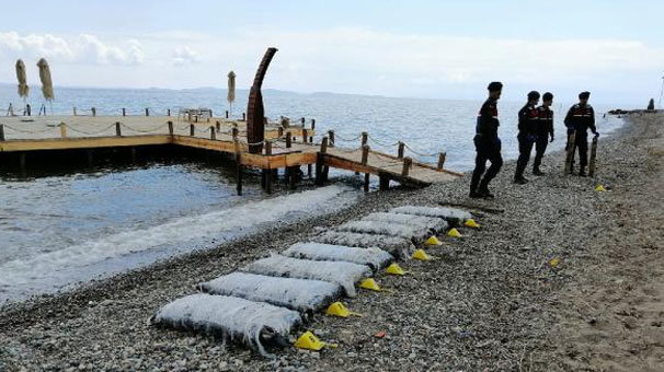 Возле курорта в Турции из моря выловили почти 1,5 тонны марихуаны