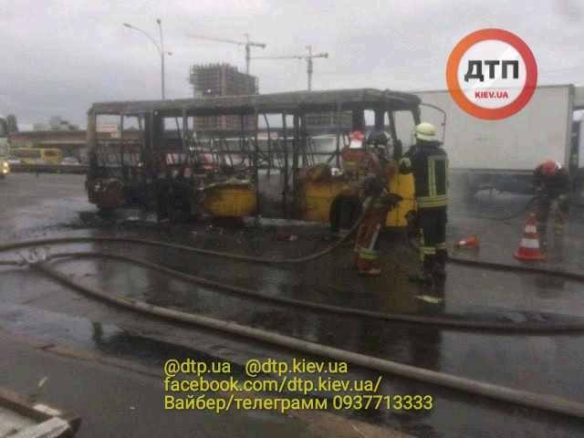 Возле станции столичного метро Лесная сгорел автобус, курсирующий по маршруту Киев - Бровары