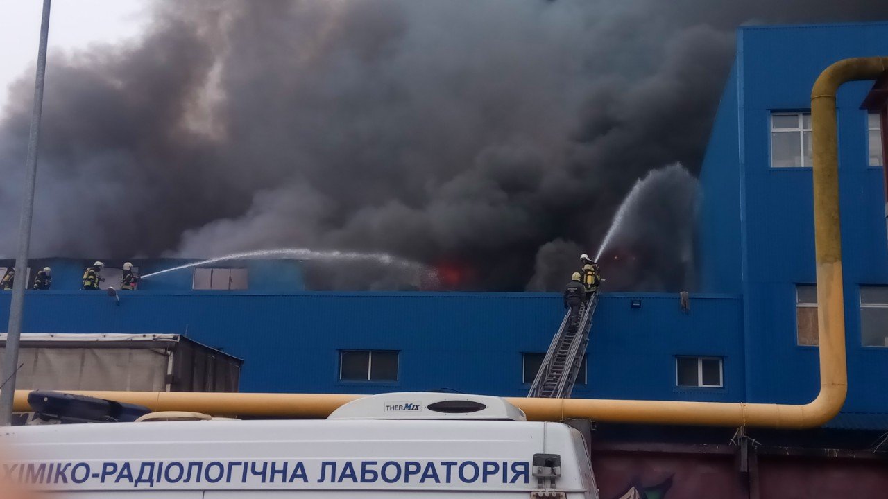 Все затянуто дымом: В Киеве произошел масштабный пожар на складах
