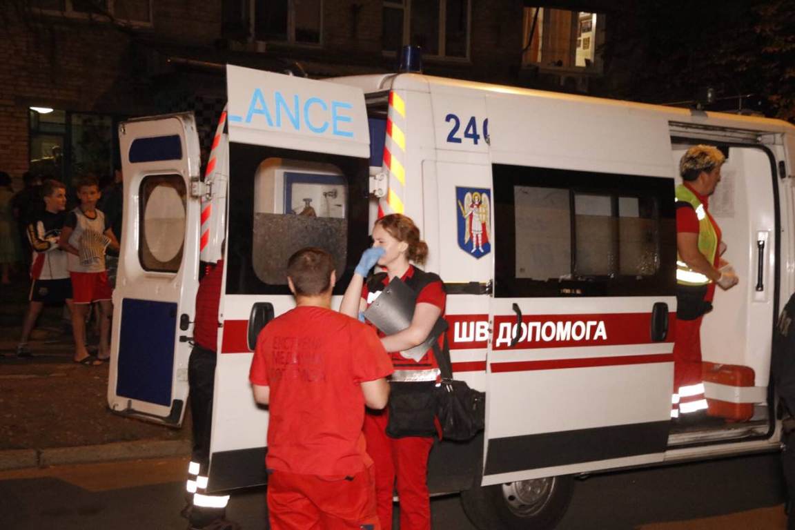 Взорвалась микроволновка: В Киеве тушили пожар в общежитии