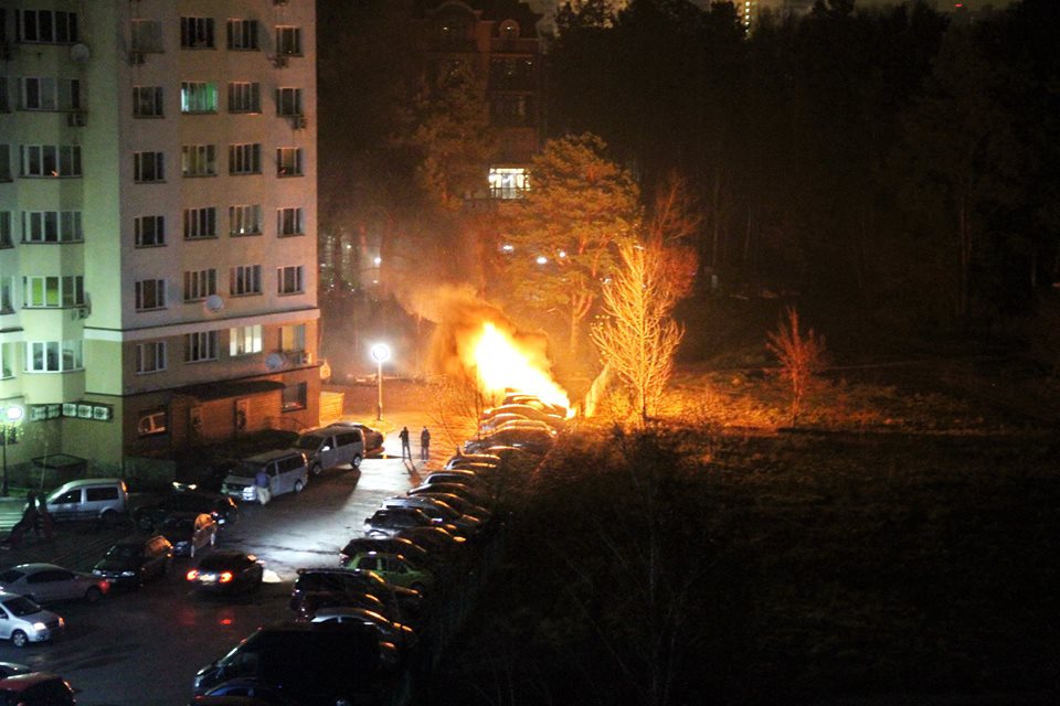 Взрыв в Броварах: Злоумышленники забросали автомобиль коктейлями Молотова