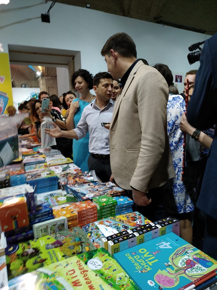 Зеленский на Книжном арсенале собрал подарки, наделал фотографий и «поехал на работу» (ФОТО, ВИДЕО)