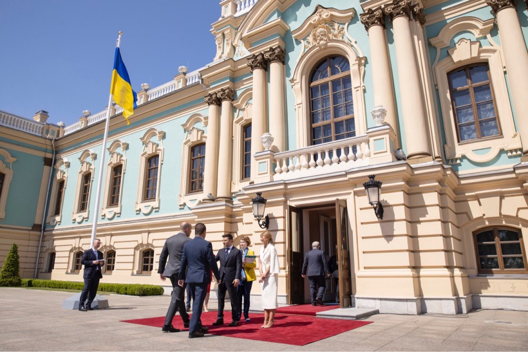 Зеленский на встрече с послами заговорил на английском (ФОТО)