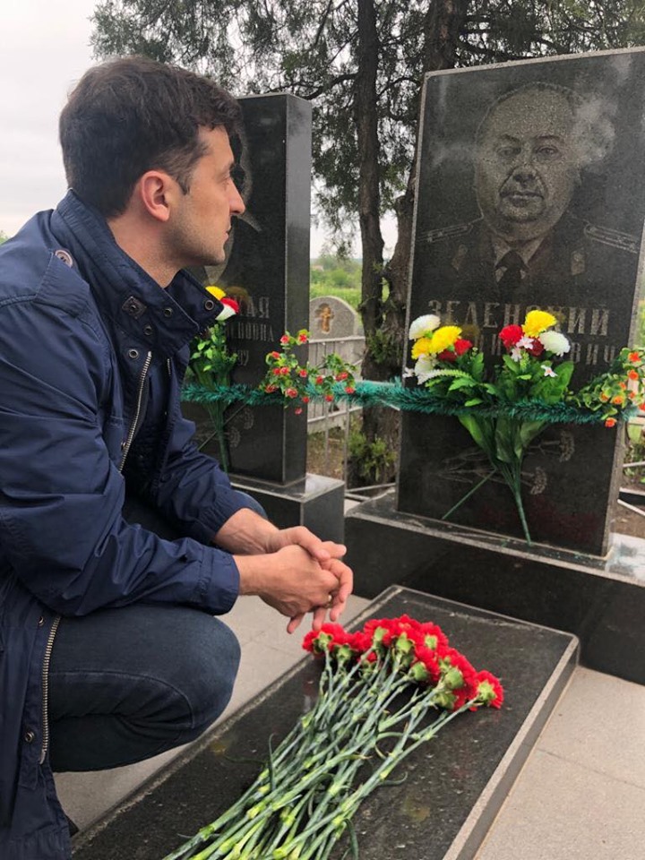 Зеленский посетил могилу своего деда-ветерана в Кривом Роге (ФОТО)