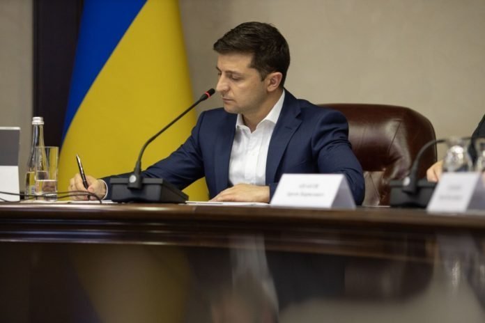 Зеленский утвердил отмену лицензий операторам телекоммуникаций