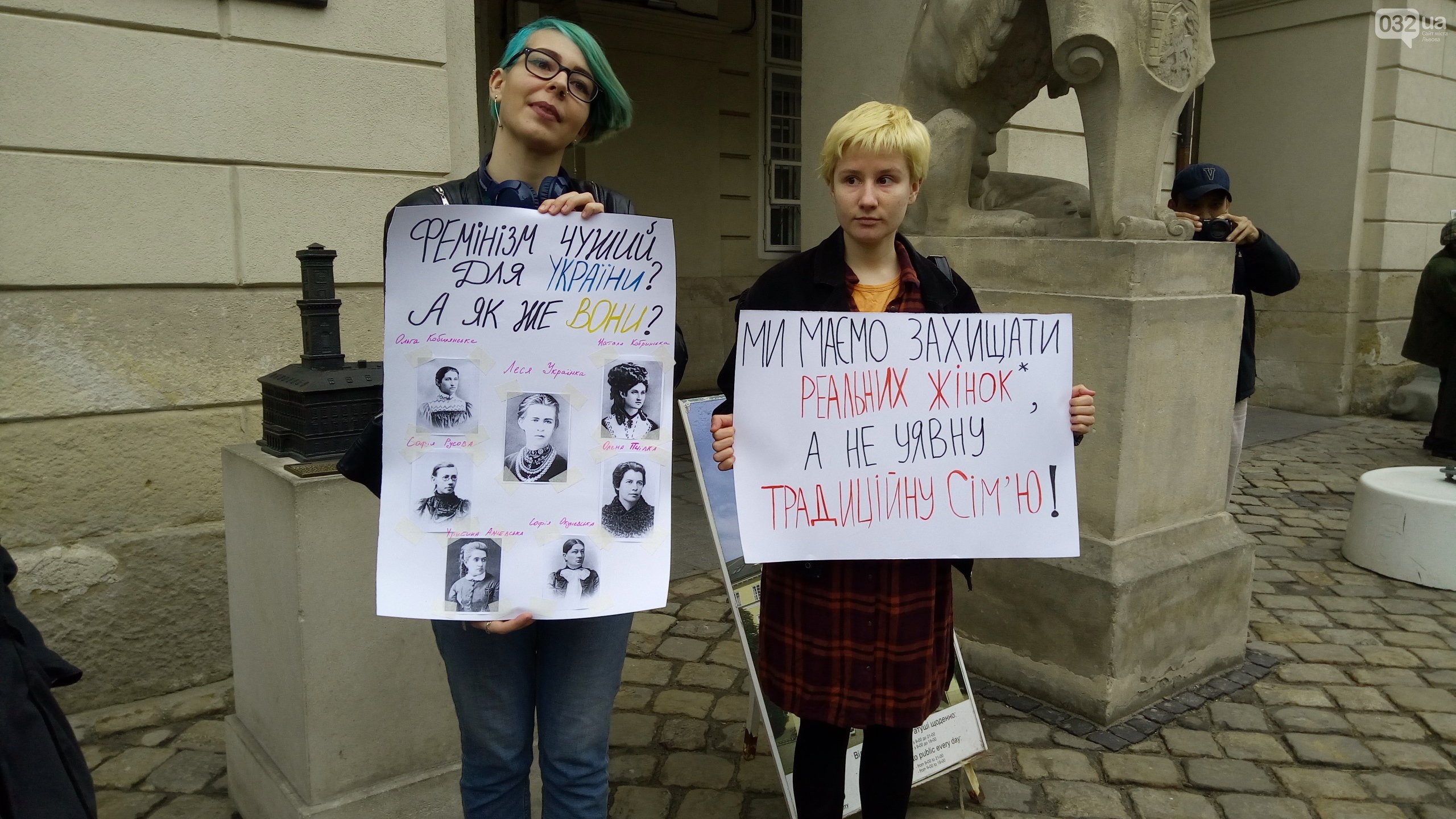Женские марши, авторалли и праздничный общественный транспорт: Как Украина отпраздновала 8 Марта (фото, видео)