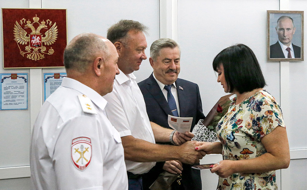 Жителям Донбасса выдали первые российские паспорта