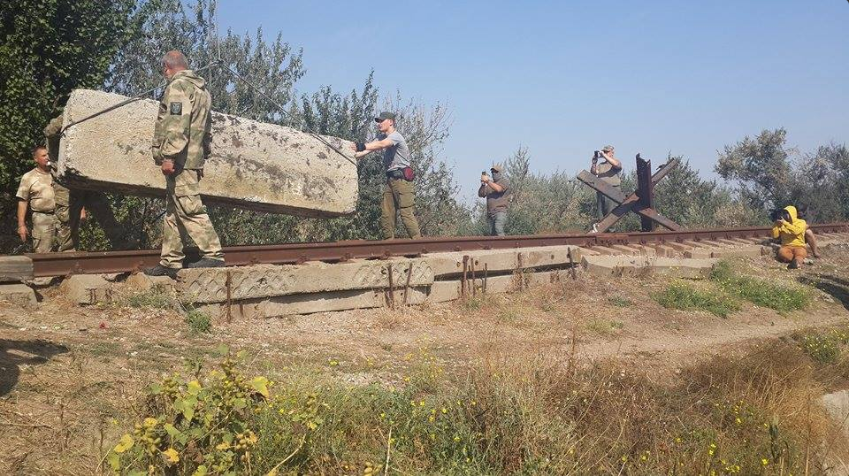 Активисты заблокировали железную дорогу к заводу Крымский титан