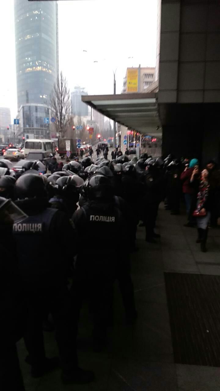 АРМА: Вооруженные люди в масках угрожают компании-управителю трех этажей Гулливера