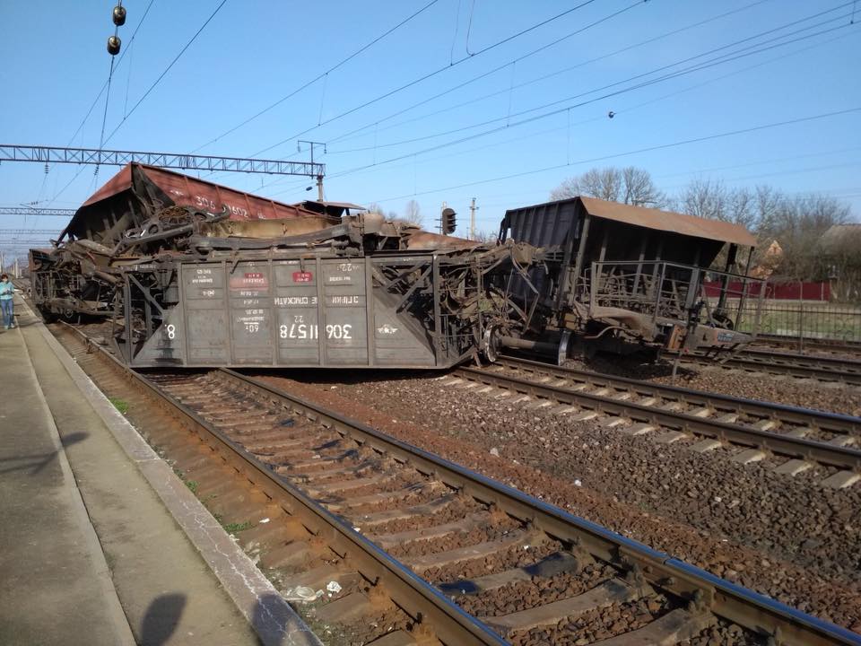 Авария на железной дороге: Во Львовской области сошли с рельсов 10 грузовых вагонов