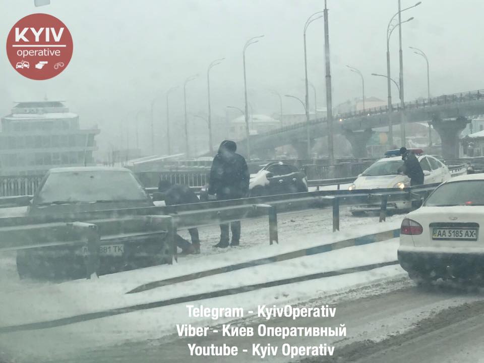 Киев по-прежнему стоит в масштабных пробках из-за снегопада и массовых ДТП (карта, фото)