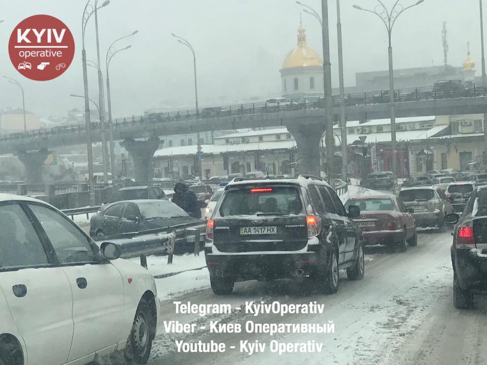 Киев по-прежнему стоит в масштабных пробках из-за снегопада и массовых ДТП (карта, фото)