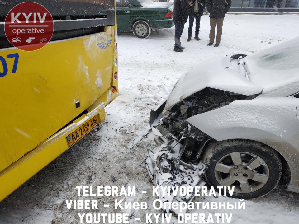 Киев по-прежнему стоит в масштабных пробках из-за снегопада и массовых ДТП (карта, фото)