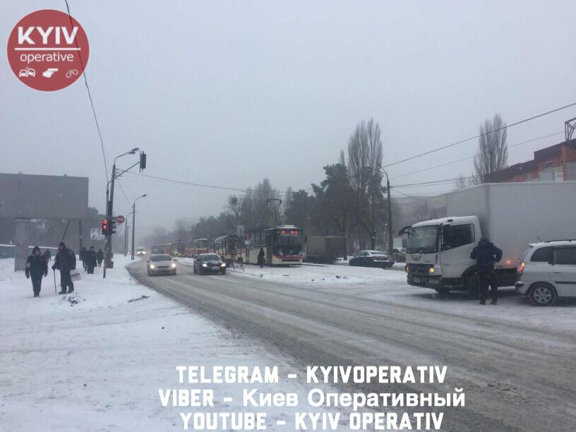 Киев по-прежнему стоит в масштабных пробках из-за снегопада и массовых ДТП (карта, фото)