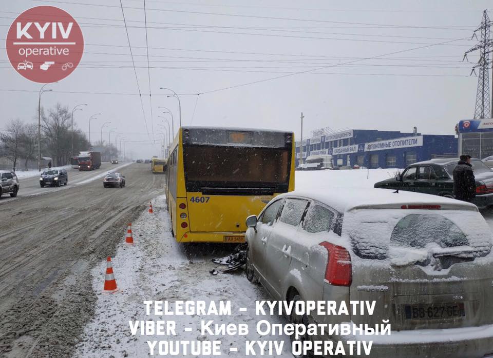Киев по-прежнему стоит в масштабных пробках из-за снегопада и массовых ДТП (карта, фото)
