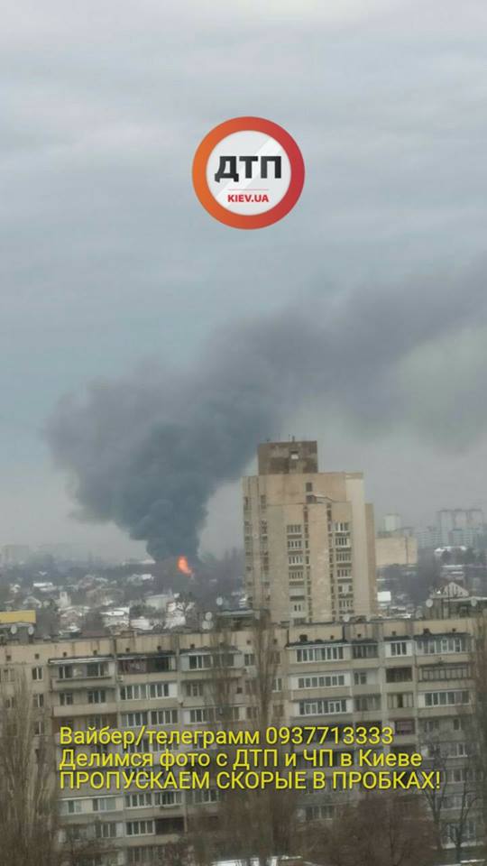 Масштабный пожар на столичных Русановских садах: Возгорание в частном доме ликвидируют 14 автомобилей