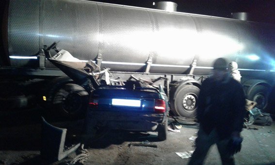 На трассе под Николаевом Опель врезался в автоцистерну, погибли трое военнослужащих