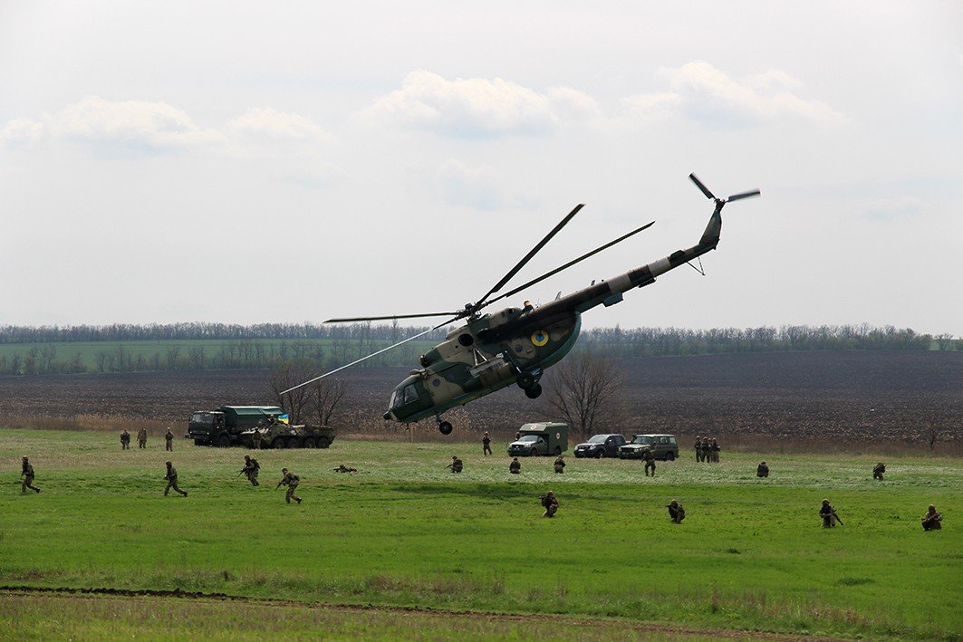 На юге Украины прошли учения, в ходе которых военнослужащие десантировались в тыл врага