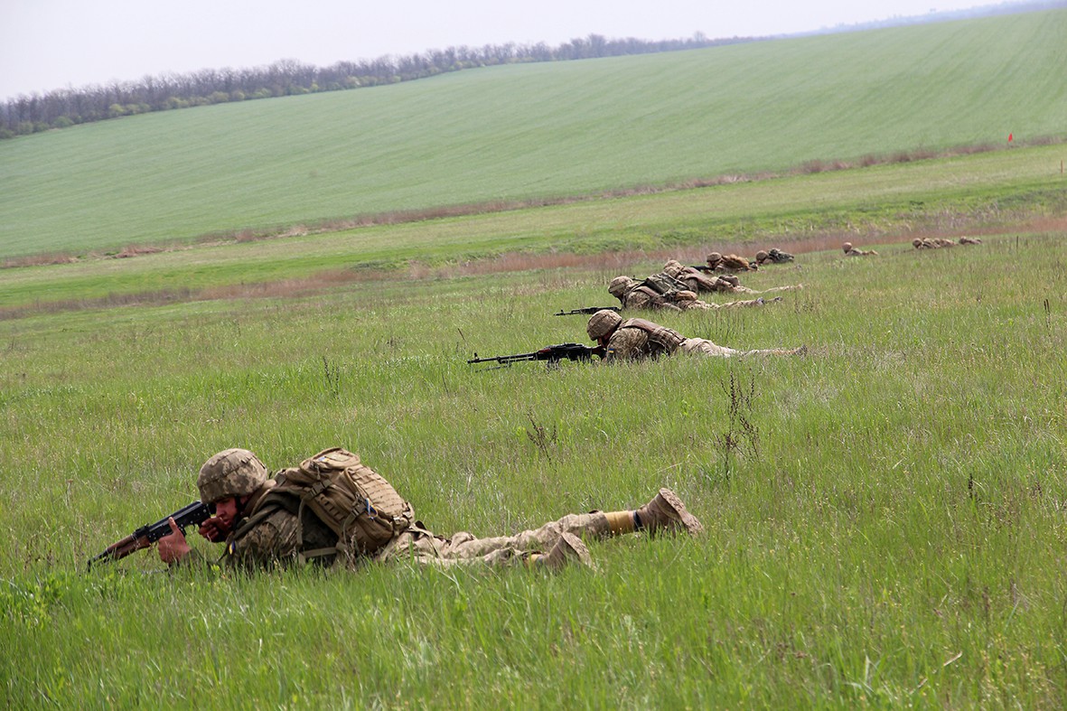 На юге Украины прошли учения, в ходе которых военнослужащие десантировались в тыл врага
