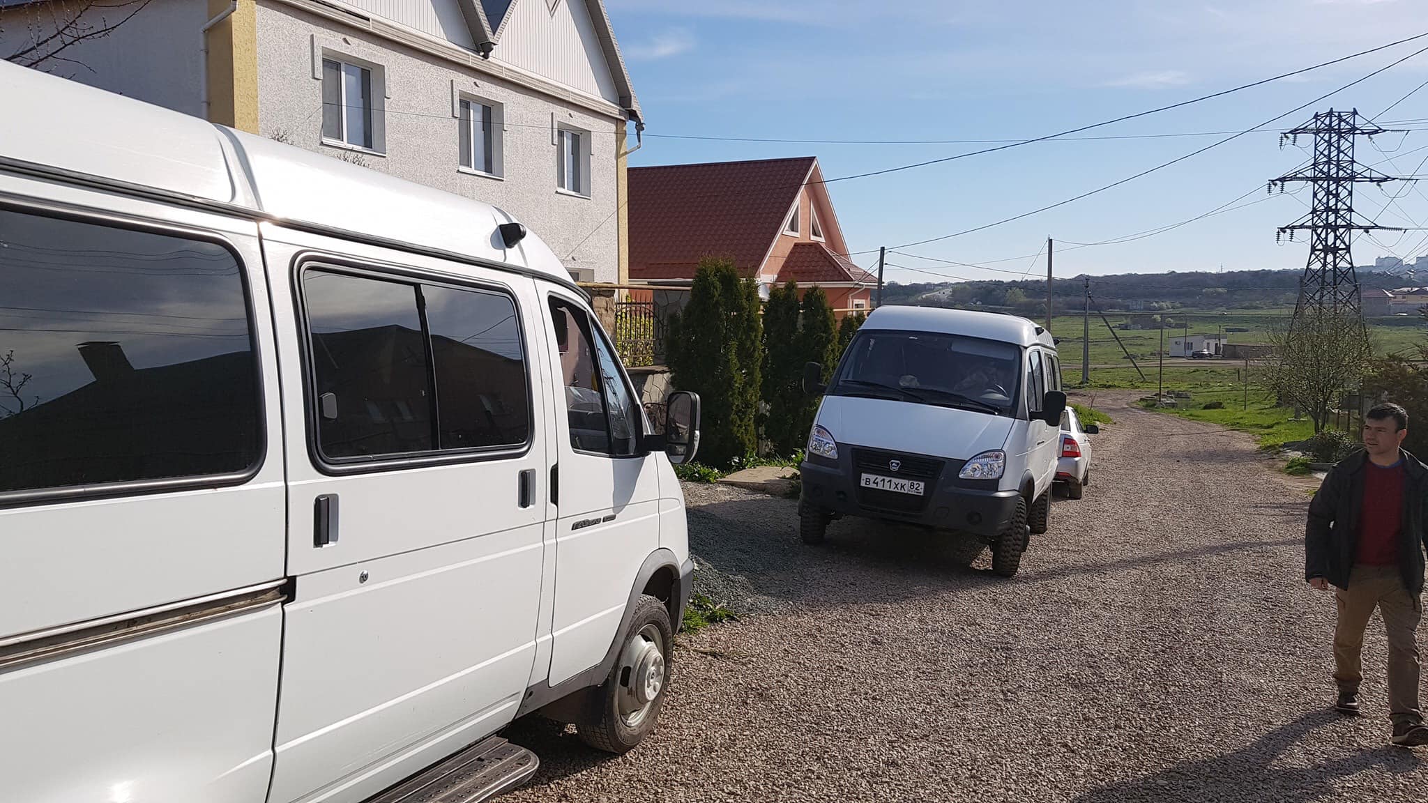 Обыски в Крыму: Российские силовики увезли для дачи показаний крымскотатарского активиста