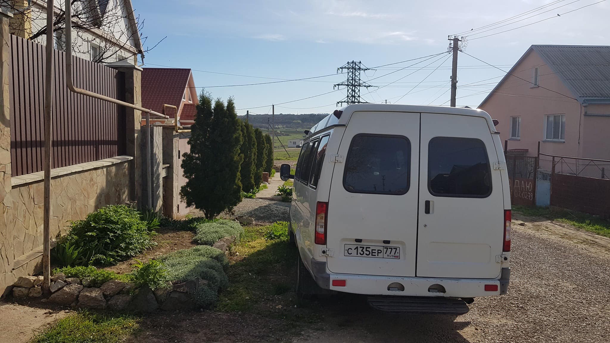 Обыски в Крыму: Российские силовики увезли для дачи показаний крымскотатарского активиста