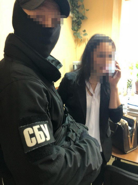 Сотрудников Подольского суда Киева задержали во время получения взятки в 10 тысяч долларов